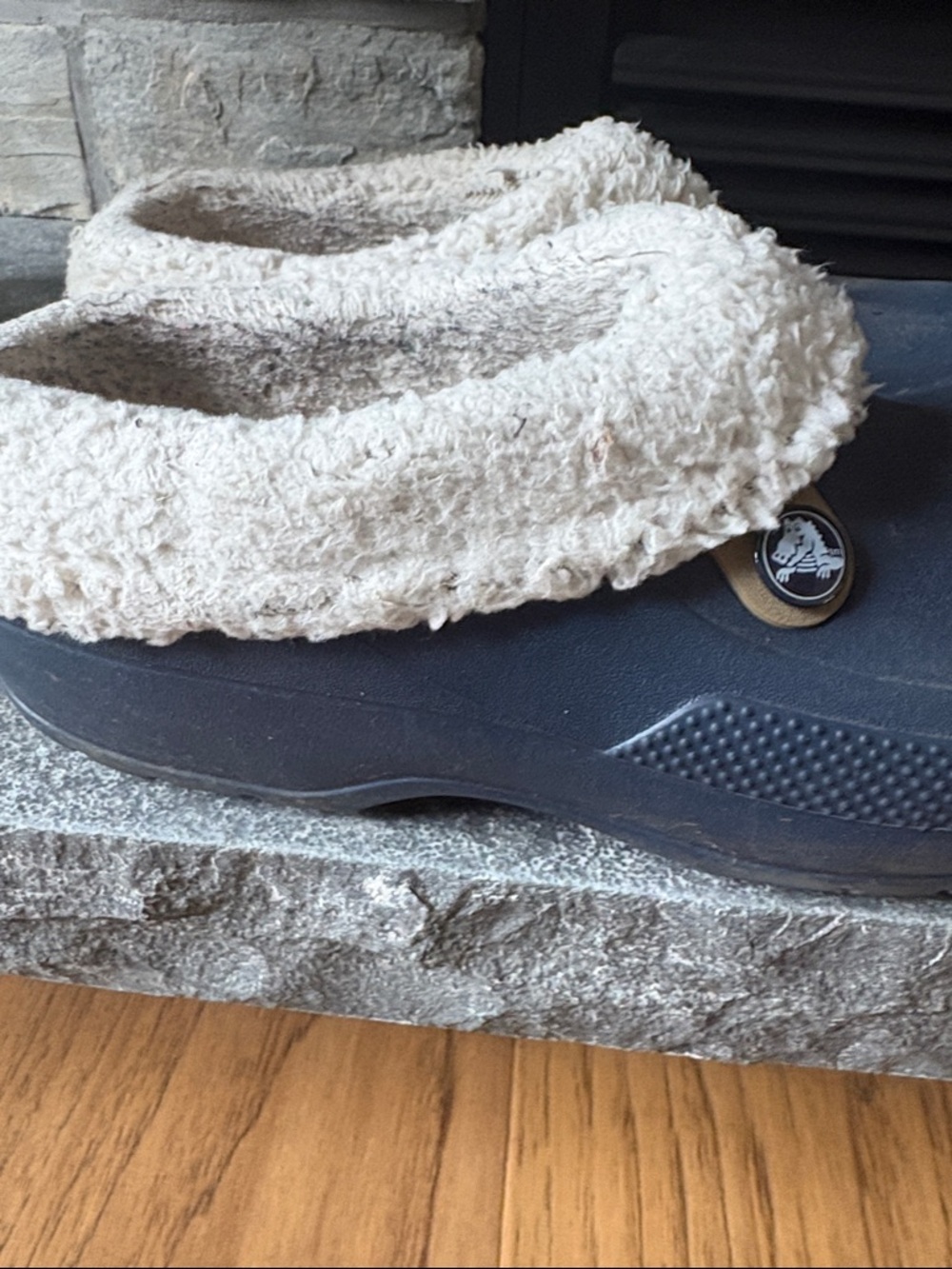 CROCS Navy Slip-On Clogs with Cream Sherpa Lining - Picture 5 of 5
